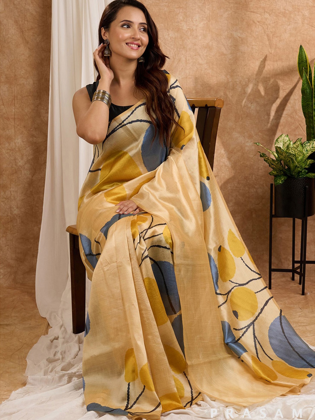 

Prasam Floral Printed Soft Saree, Champagne