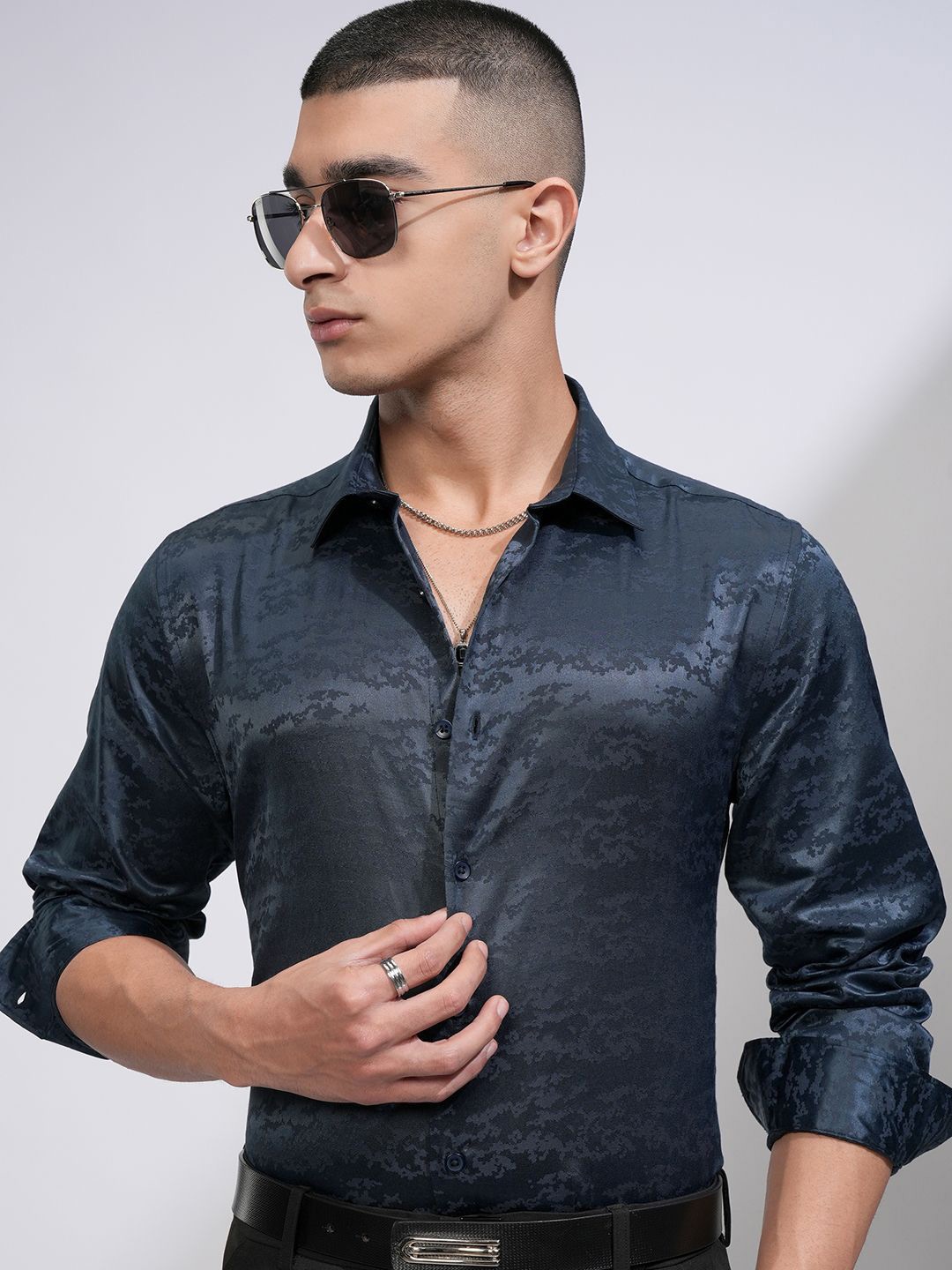 

HIGHLANDER Men Slim Fit Spread Collar Textured Formal Shirt, Navy blue