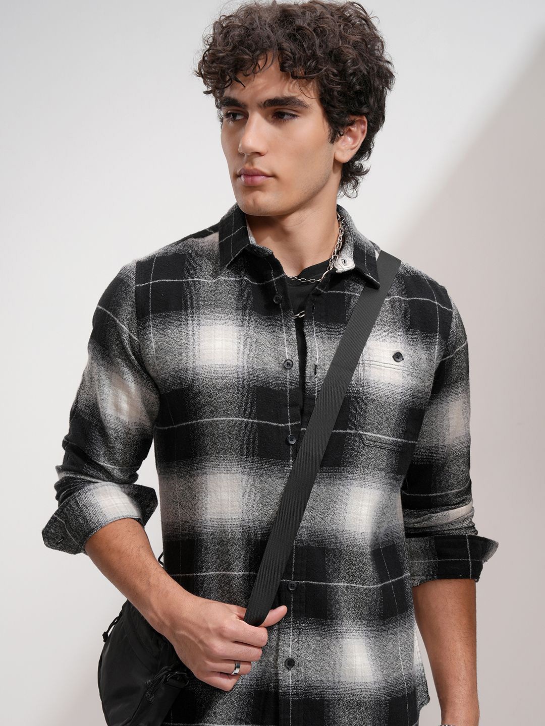 

HIGHLANDER Men Textured Slim Fit Casual Checked Shirt, Black