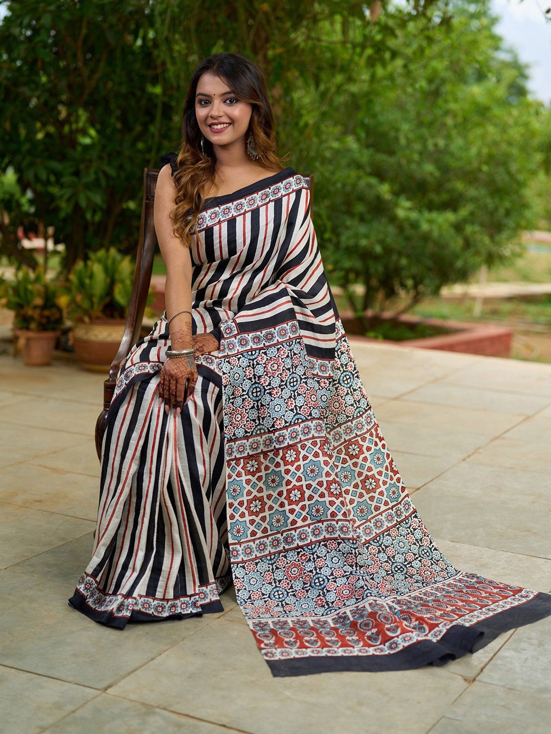 

Prasam Murshidabad silk Striped Pure Silk Saree, Red