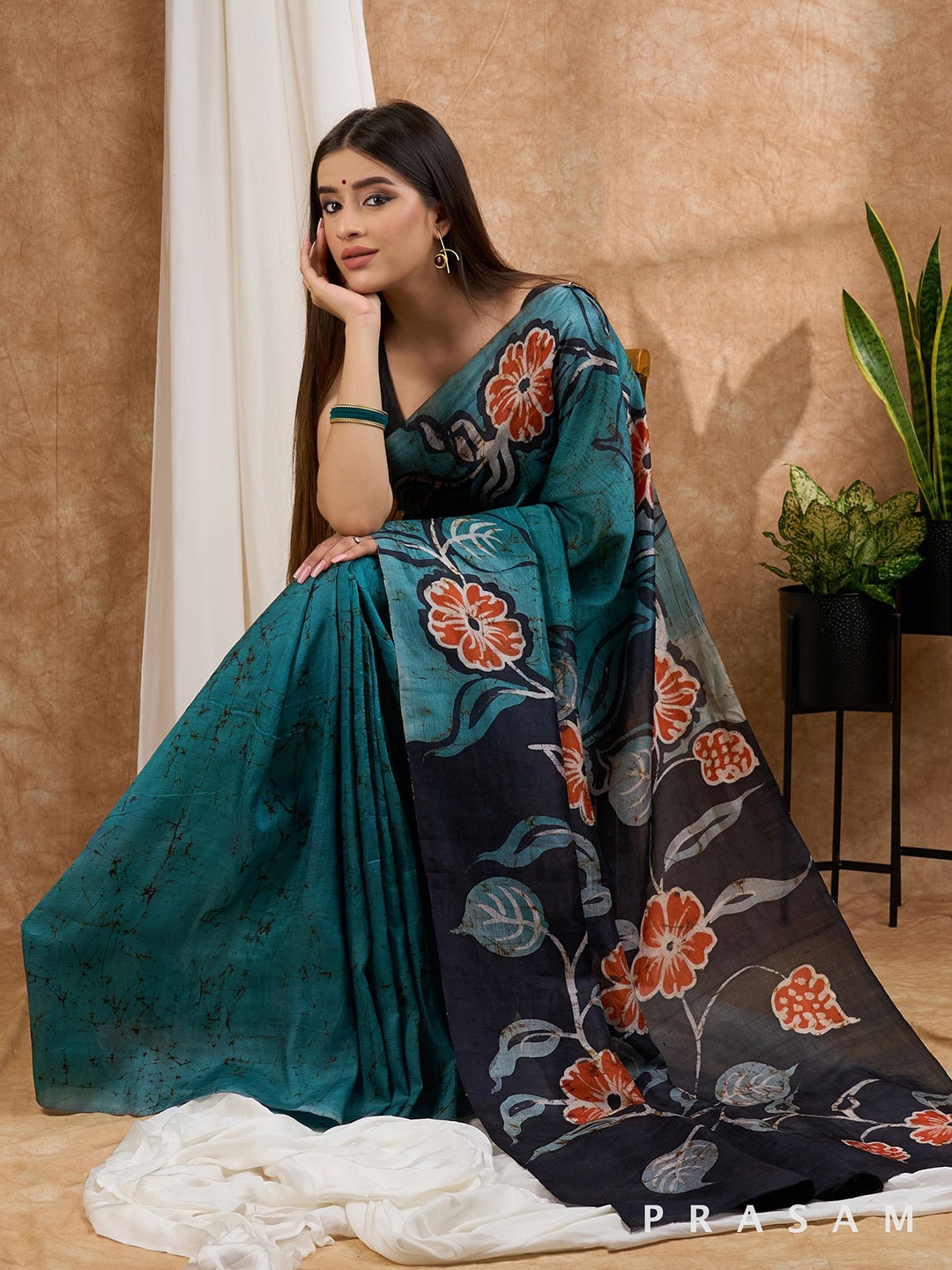 

Prasam Blooming Artistry Pure Silk Floral Murshidabad silk Saree, Blue