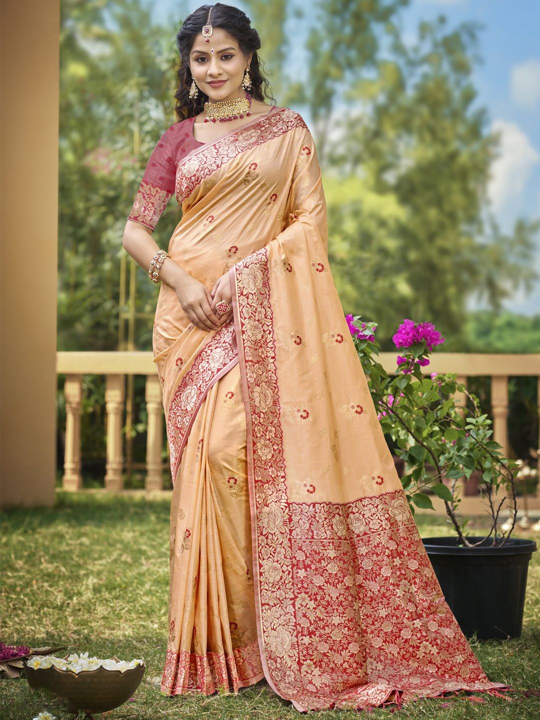 

SANGAM PRINTS Floral Zari Banarasi Saree, Peach