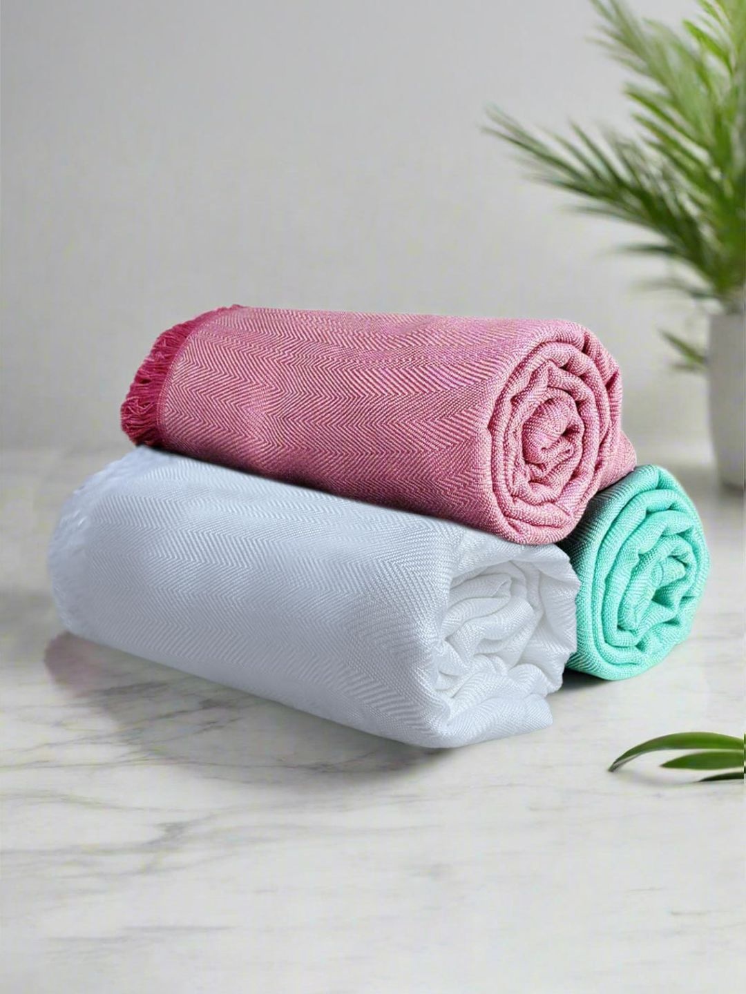 

Heelium Pink & White 3 Pieces Bamboo 250 GSM Bath Towels