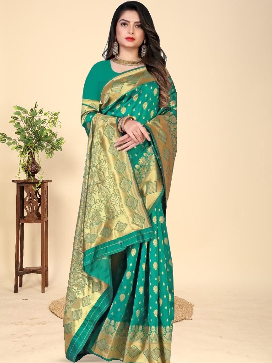 

GARIYA Floral Woven Design Zari Kanjeevaram Saree, Green