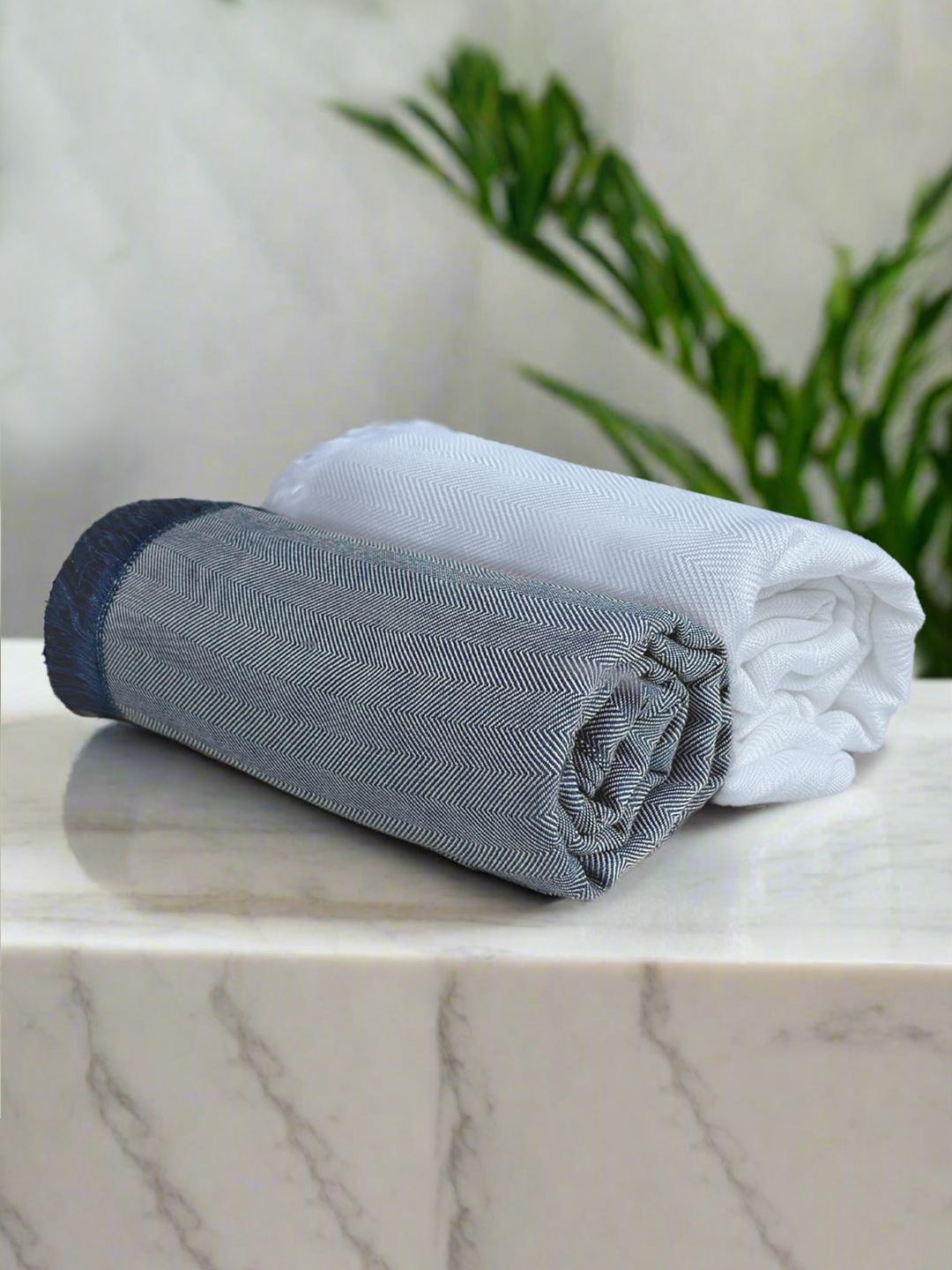 

Heelium White & Navy Blue 2 Pieces Bamboo 250 GSM Bath Towels