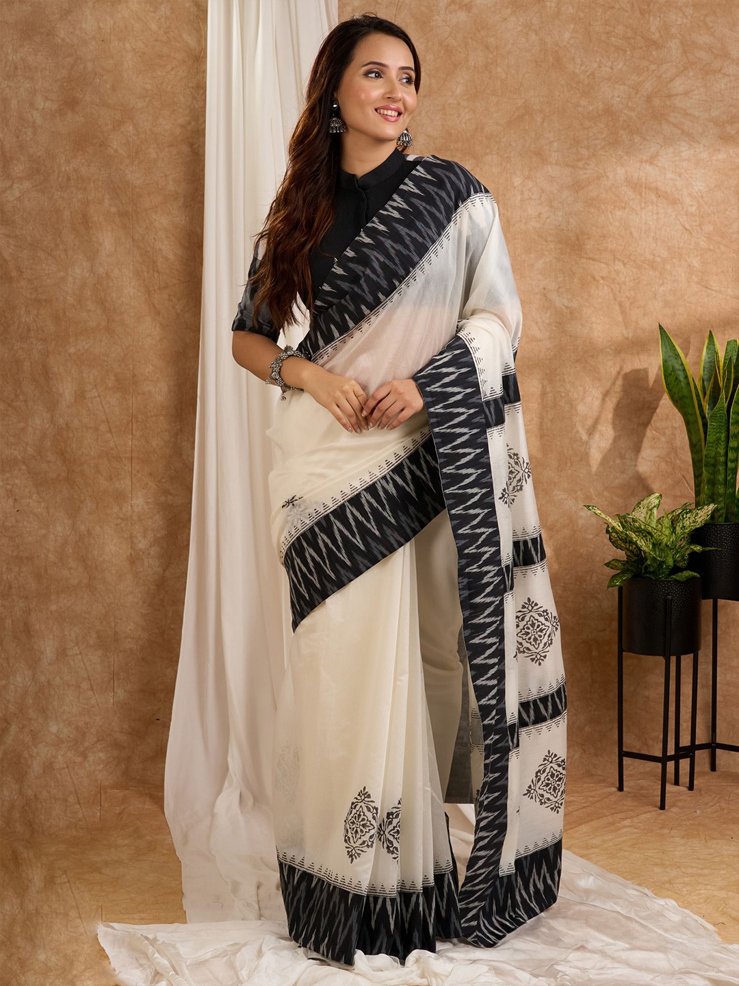 

Prasam Ethnic Motifs Printed Block Print Saree, White