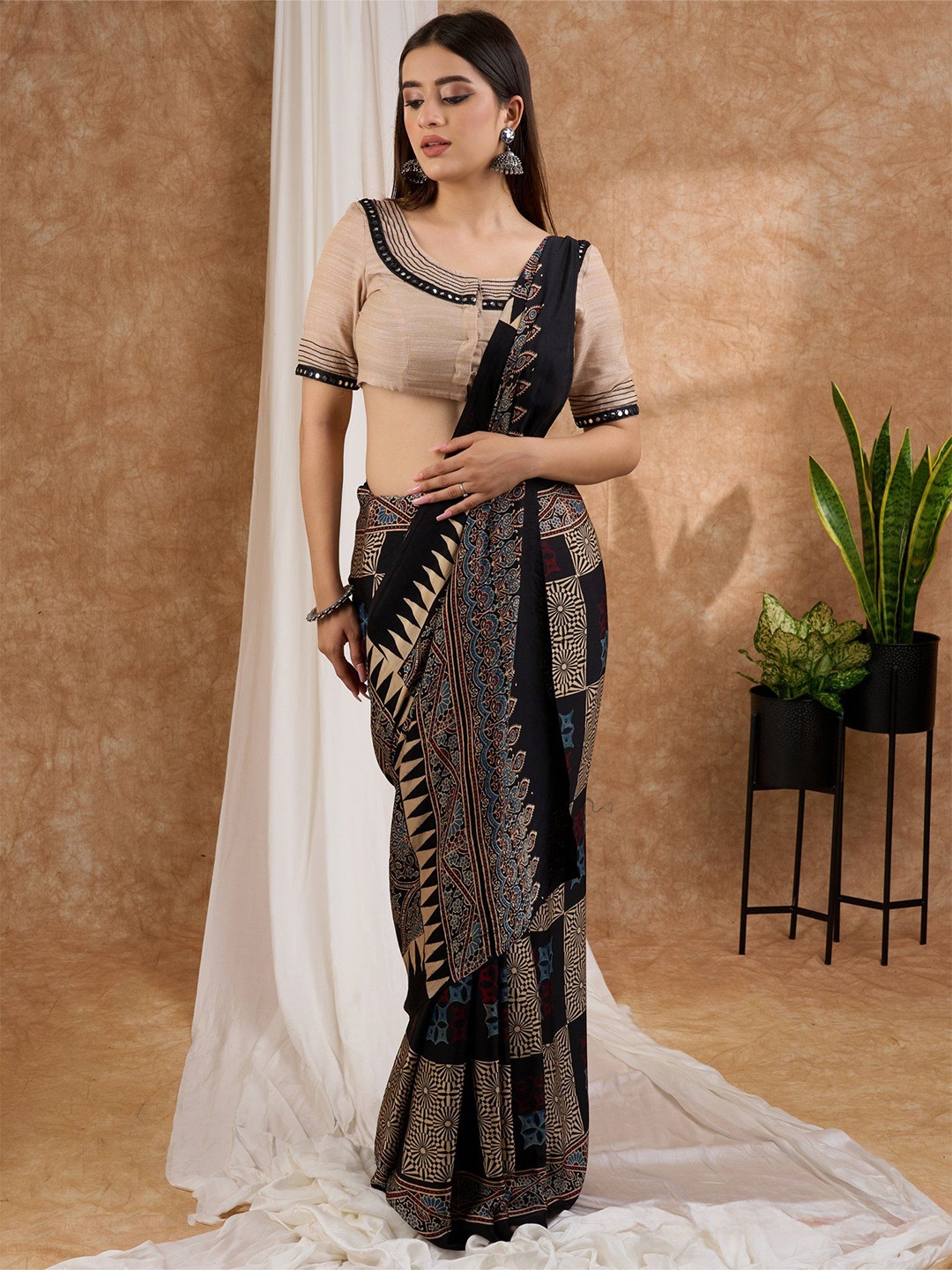 

Prasam Ethnic Motifs Silk Blend Block Print Saree, Black