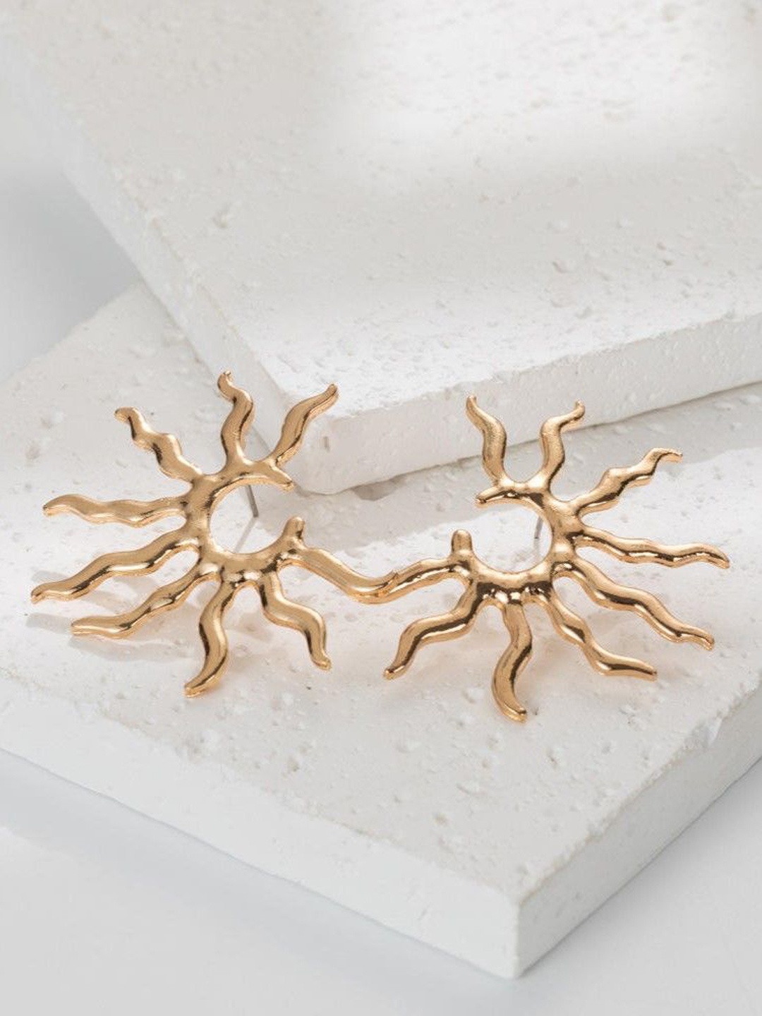 

ISHKAARA Gold-Plated Contemporary Solar Metallic Studs Earrings