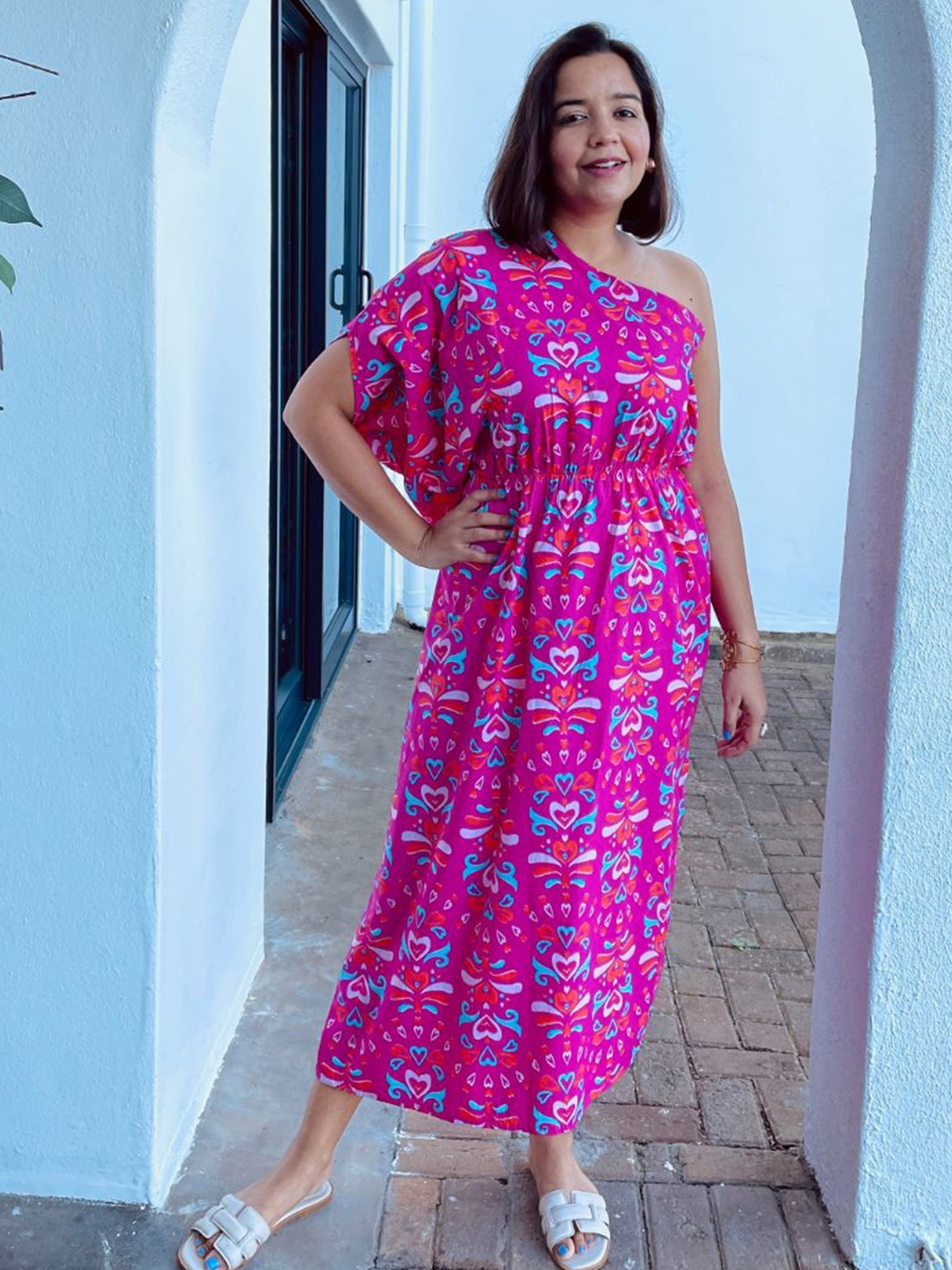 

Label Tanvee Bohemian Print One Shoulder Slit Sleeve Kaftan Midi Dress, Pink