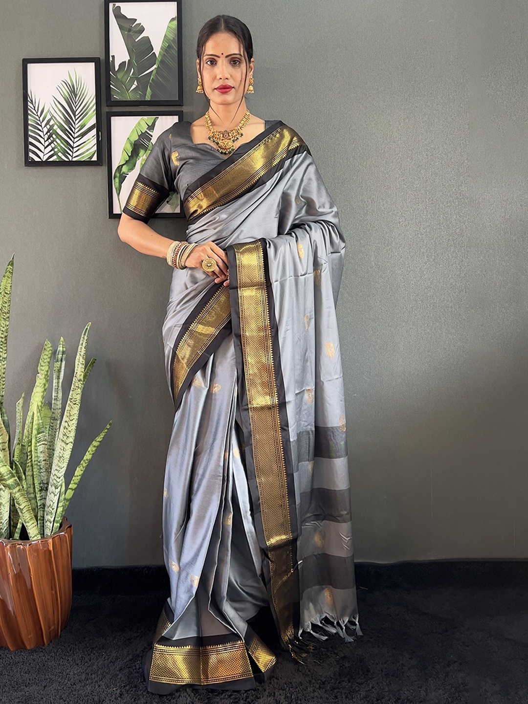 

APNISHA Ethnic Motifs Zari Silk Cotton Kanjeevaram Saree, Grey