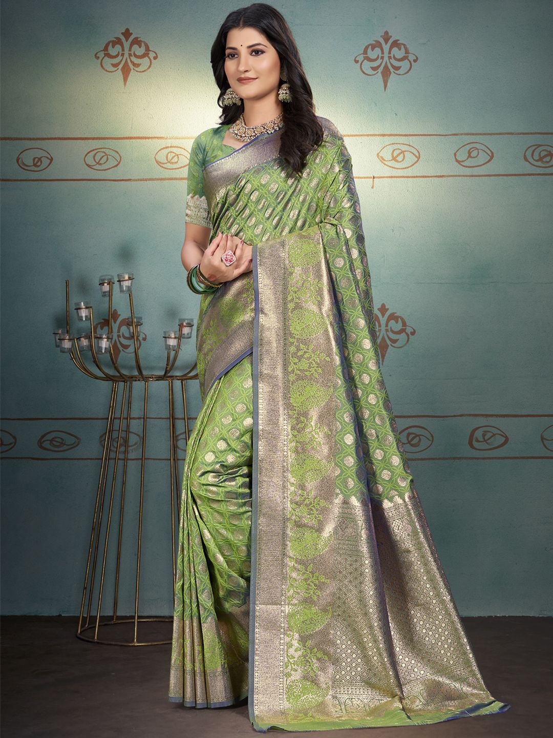 

SANGAM PRINTS Woven Design Floral Zari Tussar Saree, Green