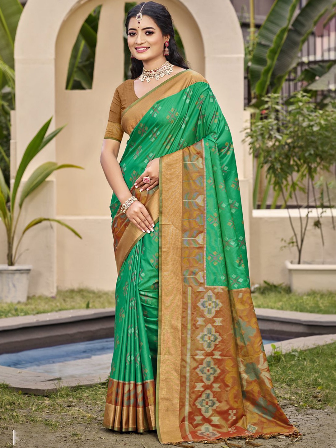 

SANGAM PRINTS Woven Design Tussar Saree, Green