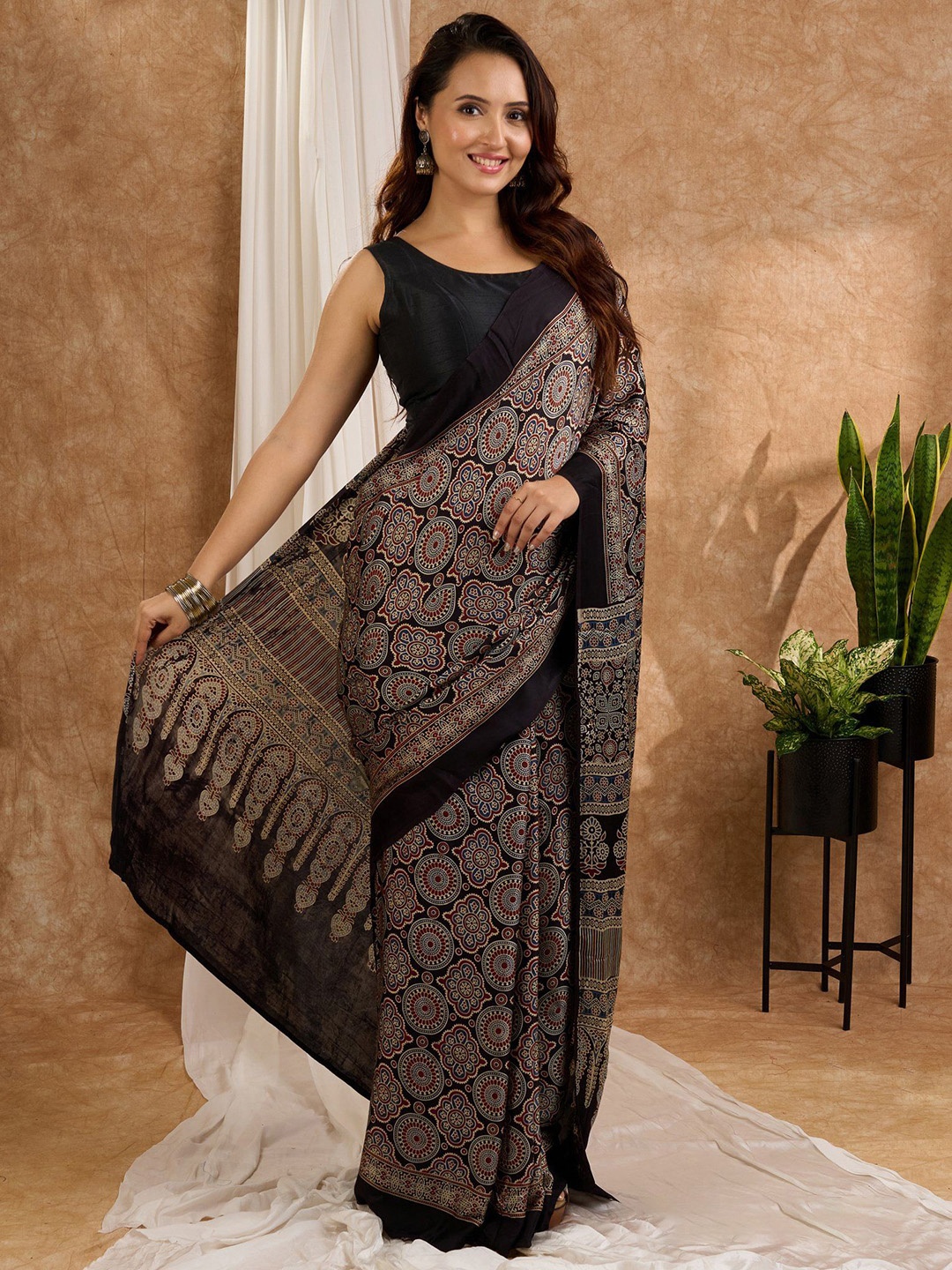 

Prasam Ethnic Motifs Silk Blend Block Print Saree, Black