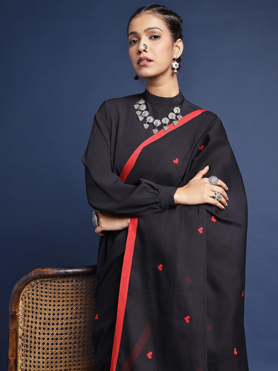 

Taavi Woven Design Begampuri Handloom Cotton Saree With Blouse Piece, Black