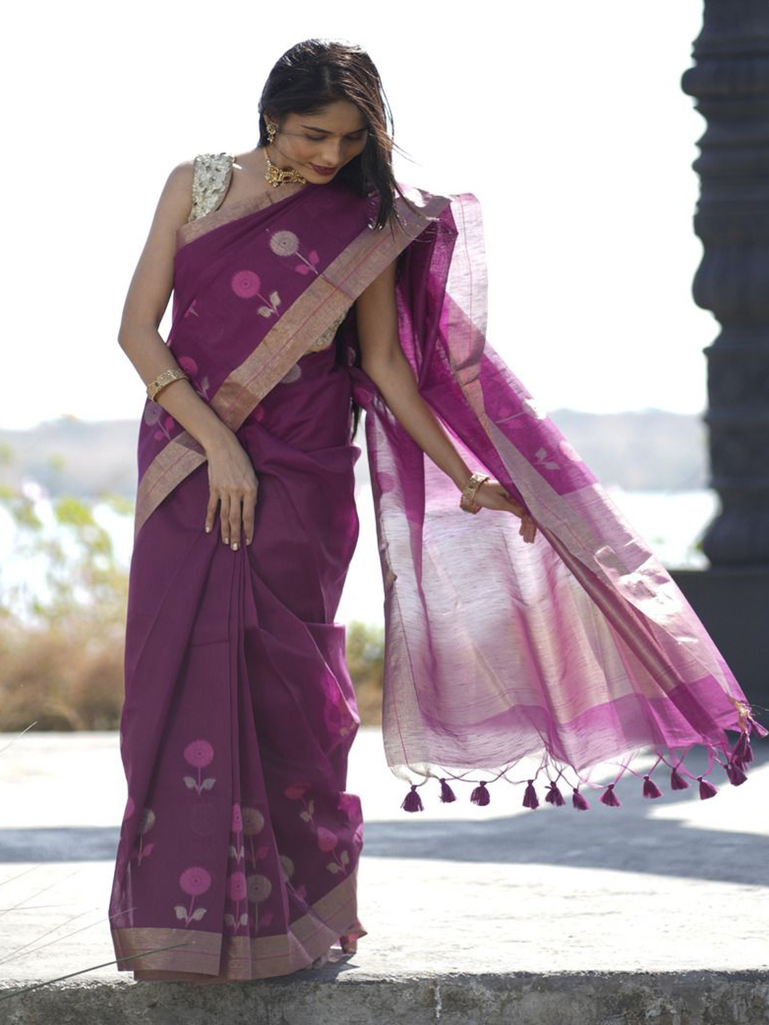 

arunima weaves Woven Design Zari Silk Blend Banarasi Saree, Burgundy