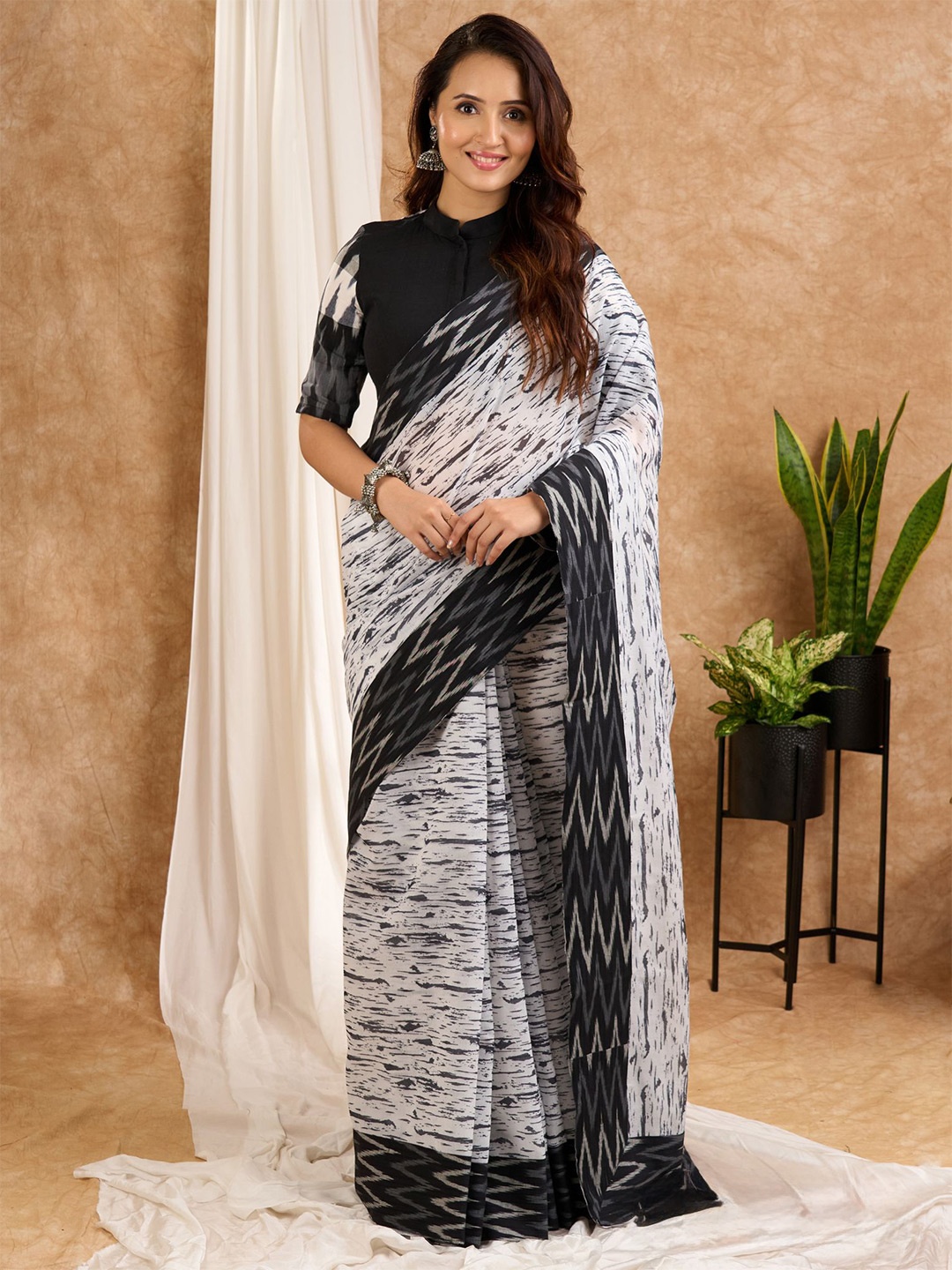 

Prasam Naghma Chanderi Printed Saree With Ikat Border, Black