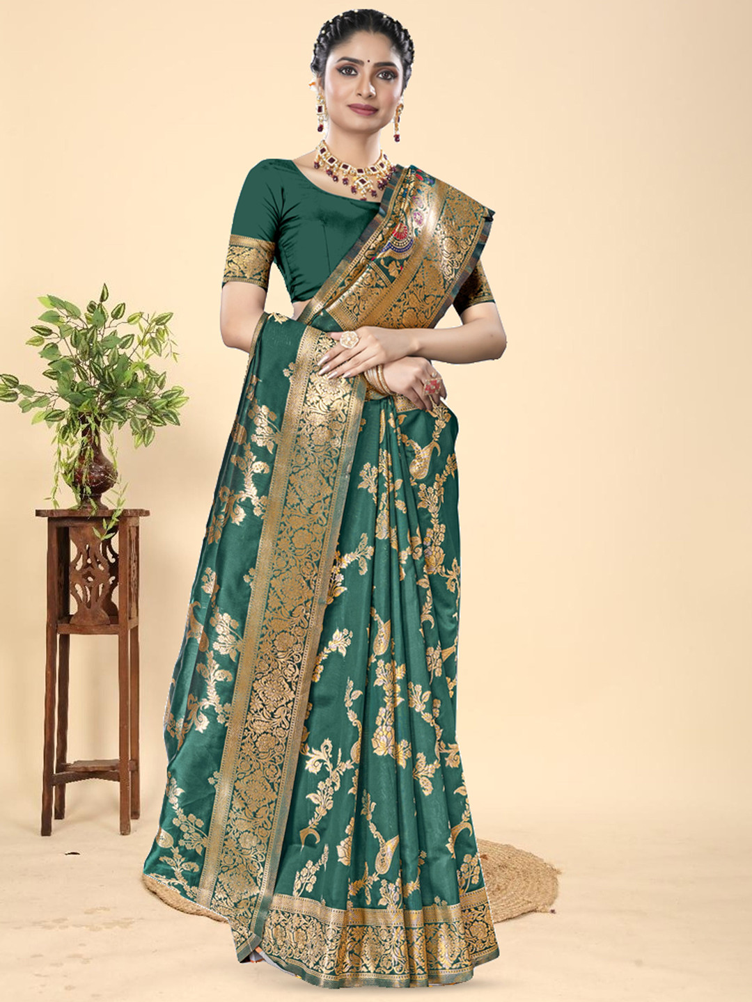 

GARIYA Woven Design Zari Banarasi Saree, Green