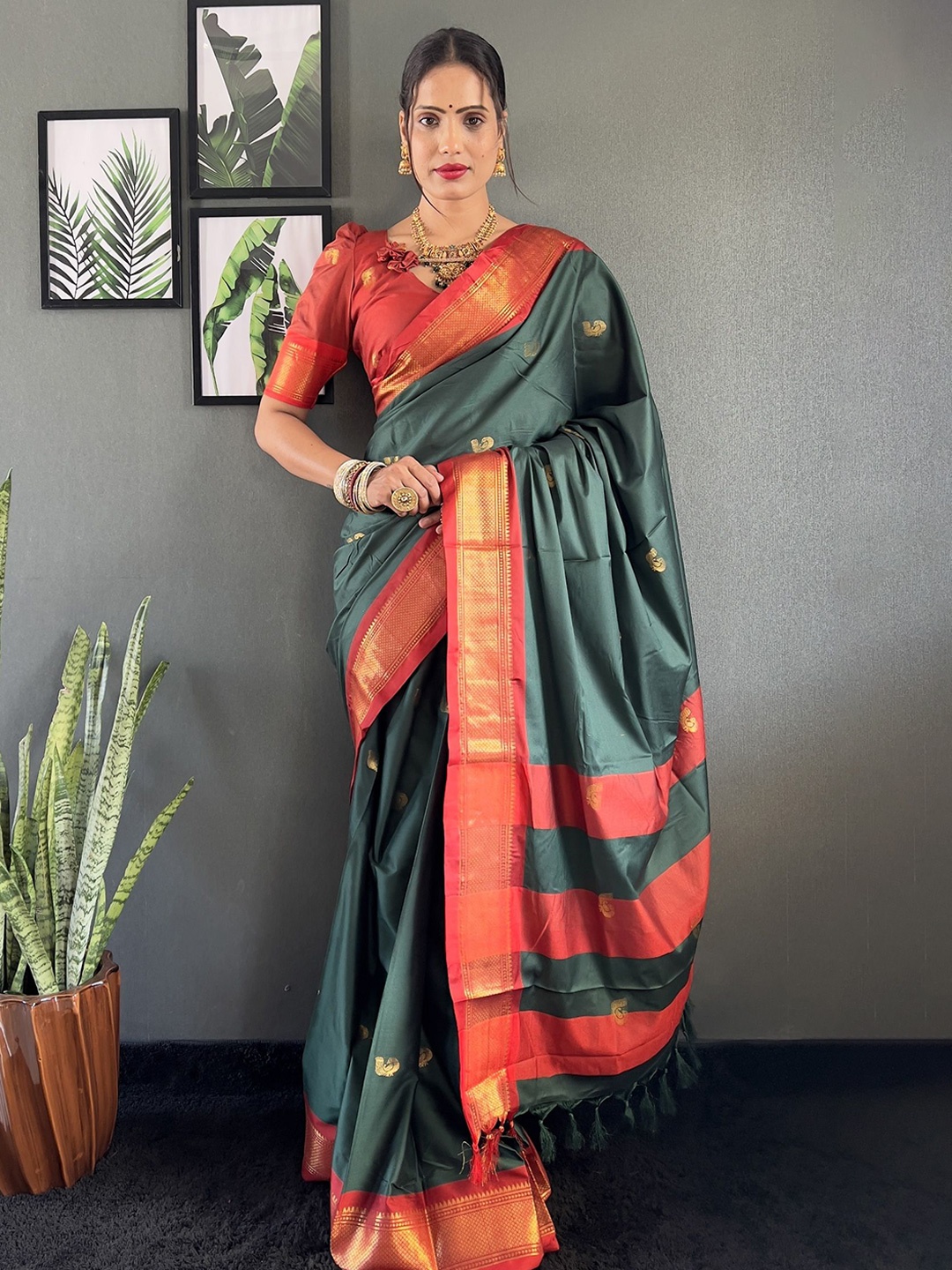 

APNISHA Woven Design Zari Silk Cotton Kanjeevaram Saree, Green