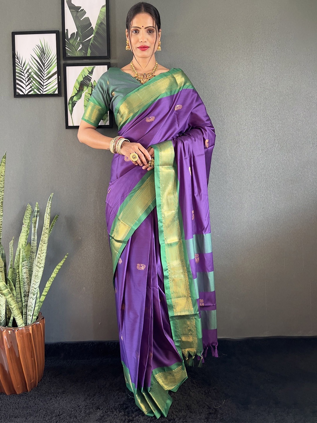 

APNISHA Silk Cotton Ready to Wear Kanjeevaram Saree, Lavender