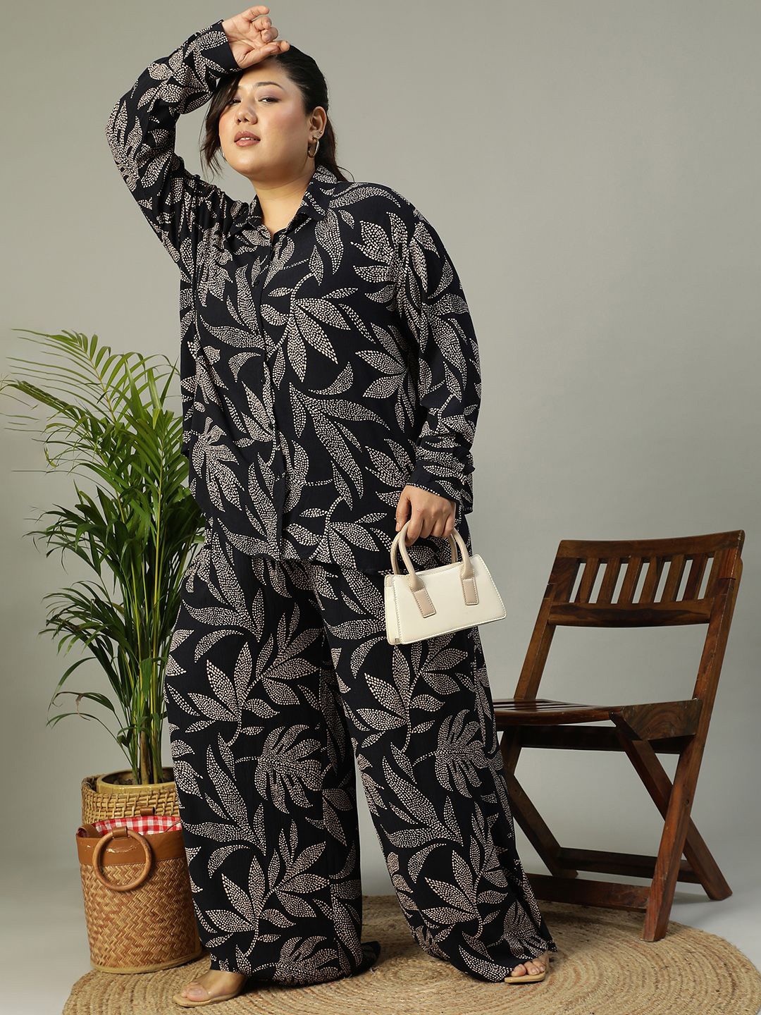 

Oxolloxo Plus-Size Bold Tropical Printed Collared Button-Down Shirt, Black
