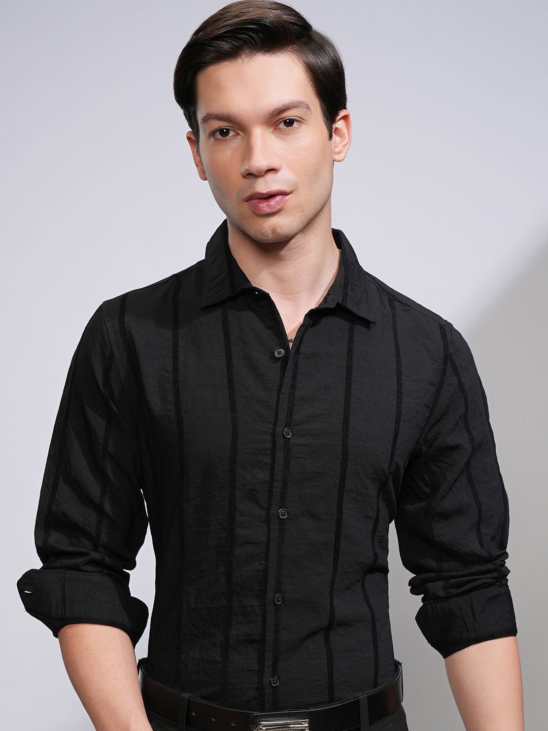 

HIGHLANDER Men Chinille Yarn Striped Slim Fit Occassion Shirt, Black