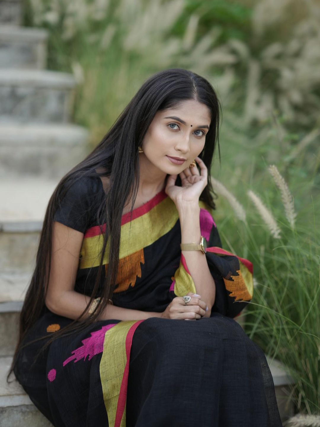 

arunima weaves Woven Design Zari Pure Linen Saree, Black