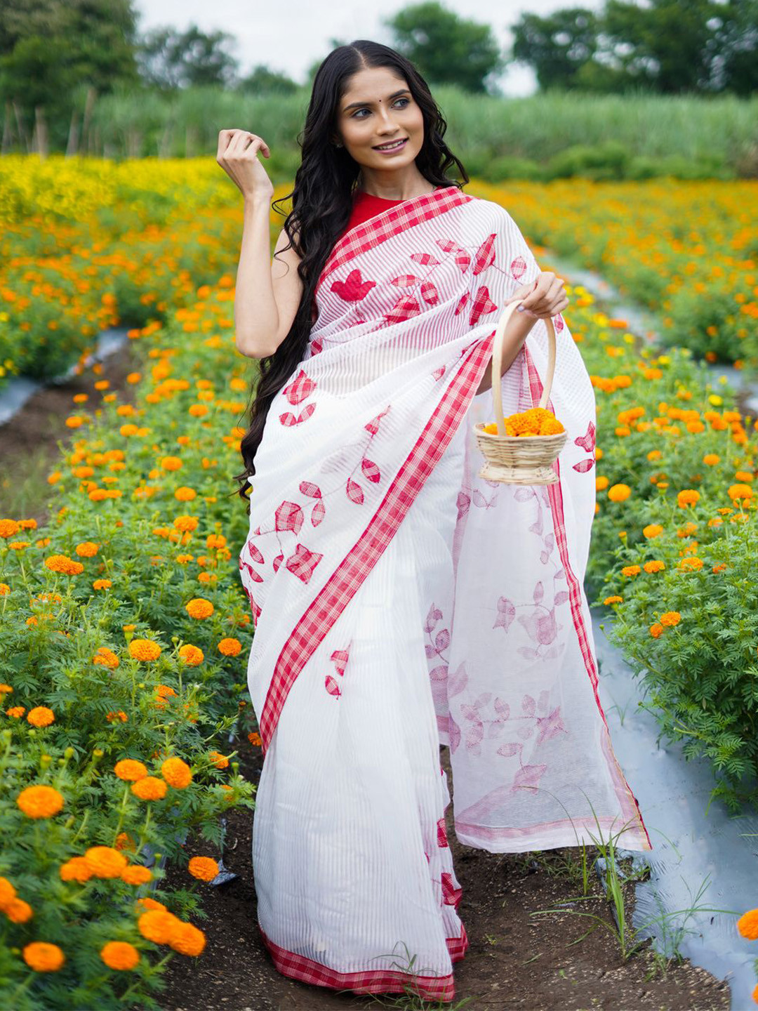 

arunima weaves Floral Patchwork Pure Cotton Saree, White