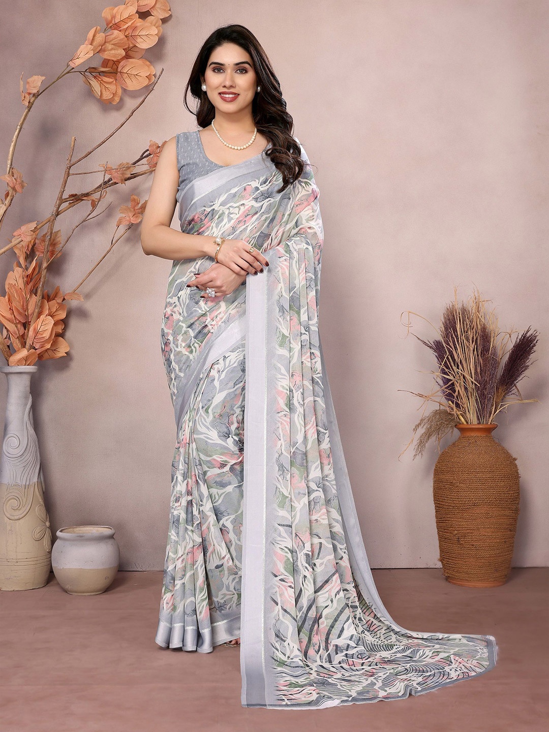 

VEDANT VASTRAM Floral Printed Pure Georgette Saree, Grey