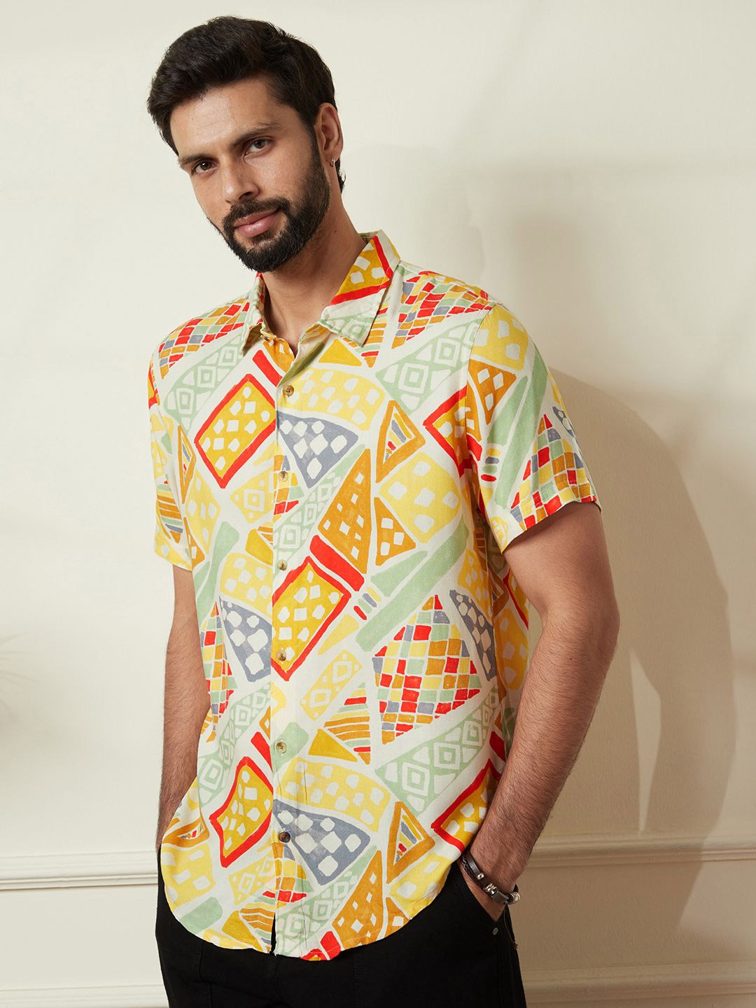 

WROGN Men Comfort Slim Fit Spread Collar Geometric Printed Casual Shirt, Yellow