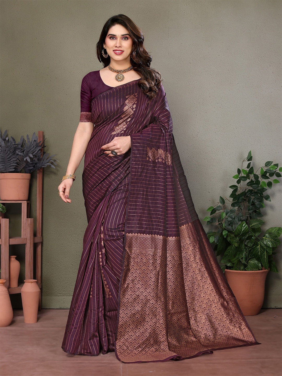 

VEDANT VASTRAM Striped Zari Saree, Purple