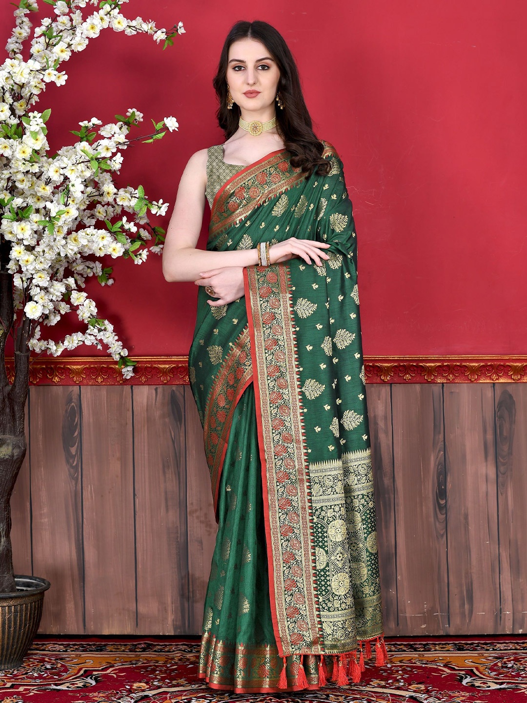 

VEDANT VASTRAM Woven Design Zari Saree, Green