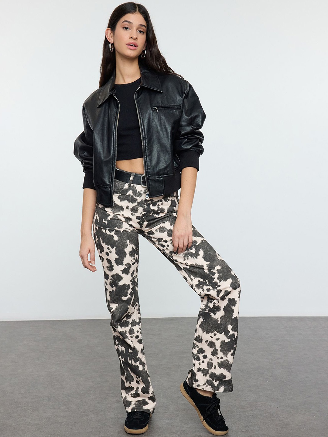 

Trendyol Women Mildly Distressed Jeans, Na