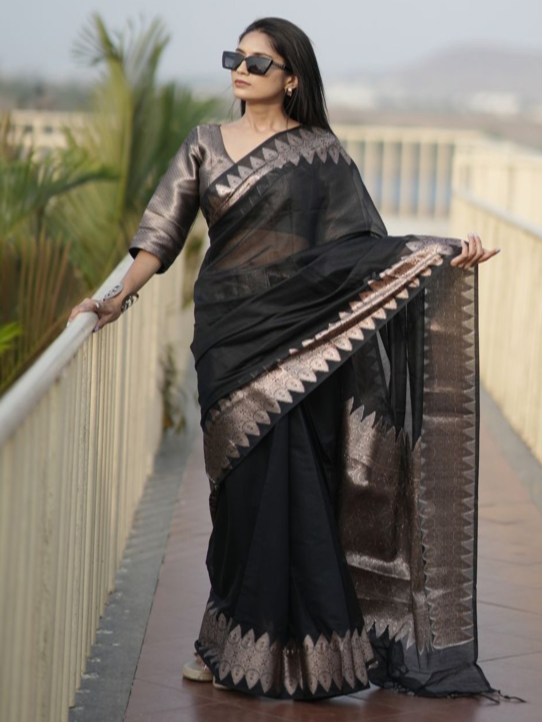 

arunima weaves Zari Organza Banarasi Saree, Black