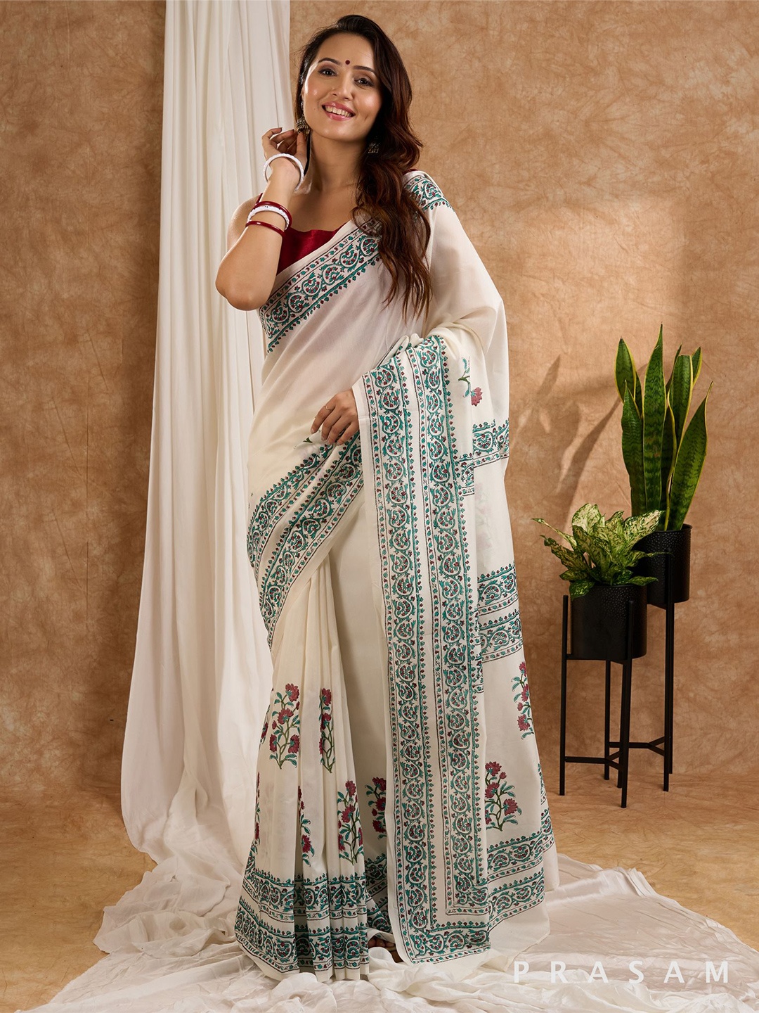 

Prasam Floral Block Printed Saree, White