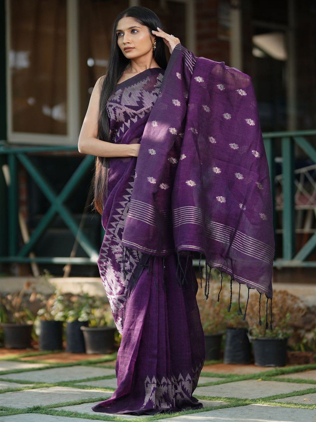 

arunima weaves Woven Design Zari Pure Linen Jamdani Saree, Purple