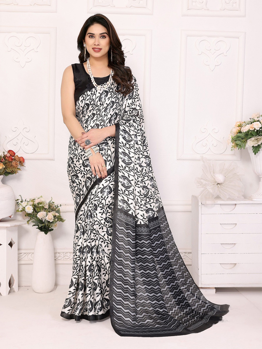 

VEDANT VASTRAM Floral Printed Saree, Black