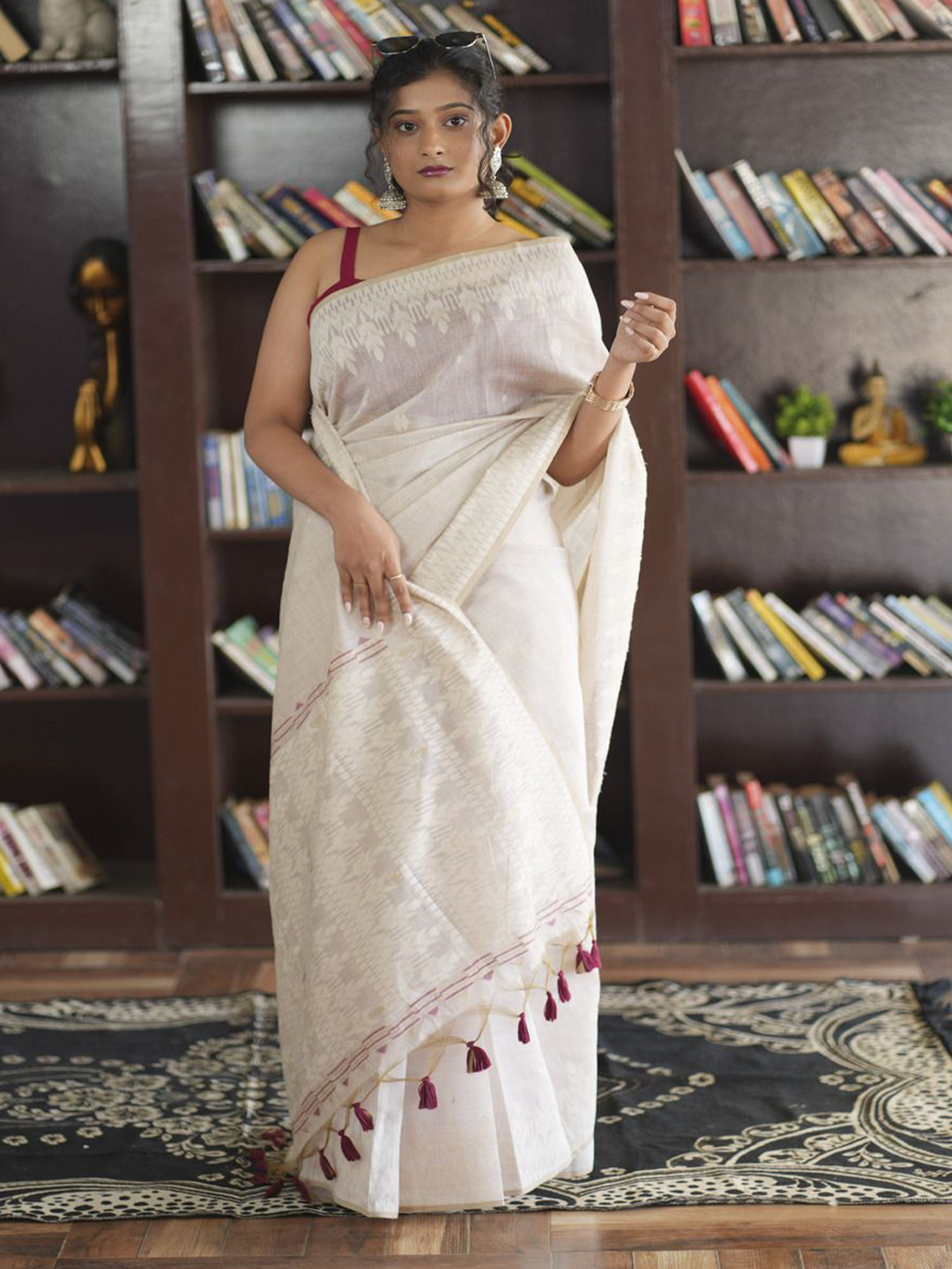

arunima weaves Woven Design Zari Pure Cotton Jamdani Saree, Cream