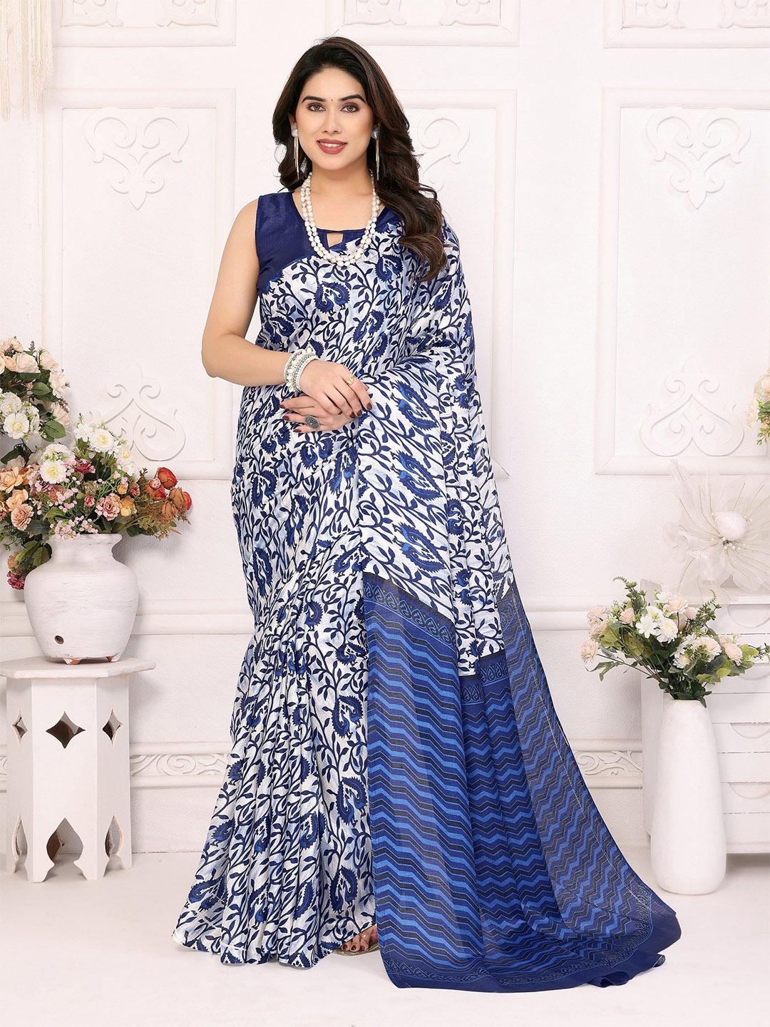 

VEDANT VASTRAM Floral Printed Saree, Blue