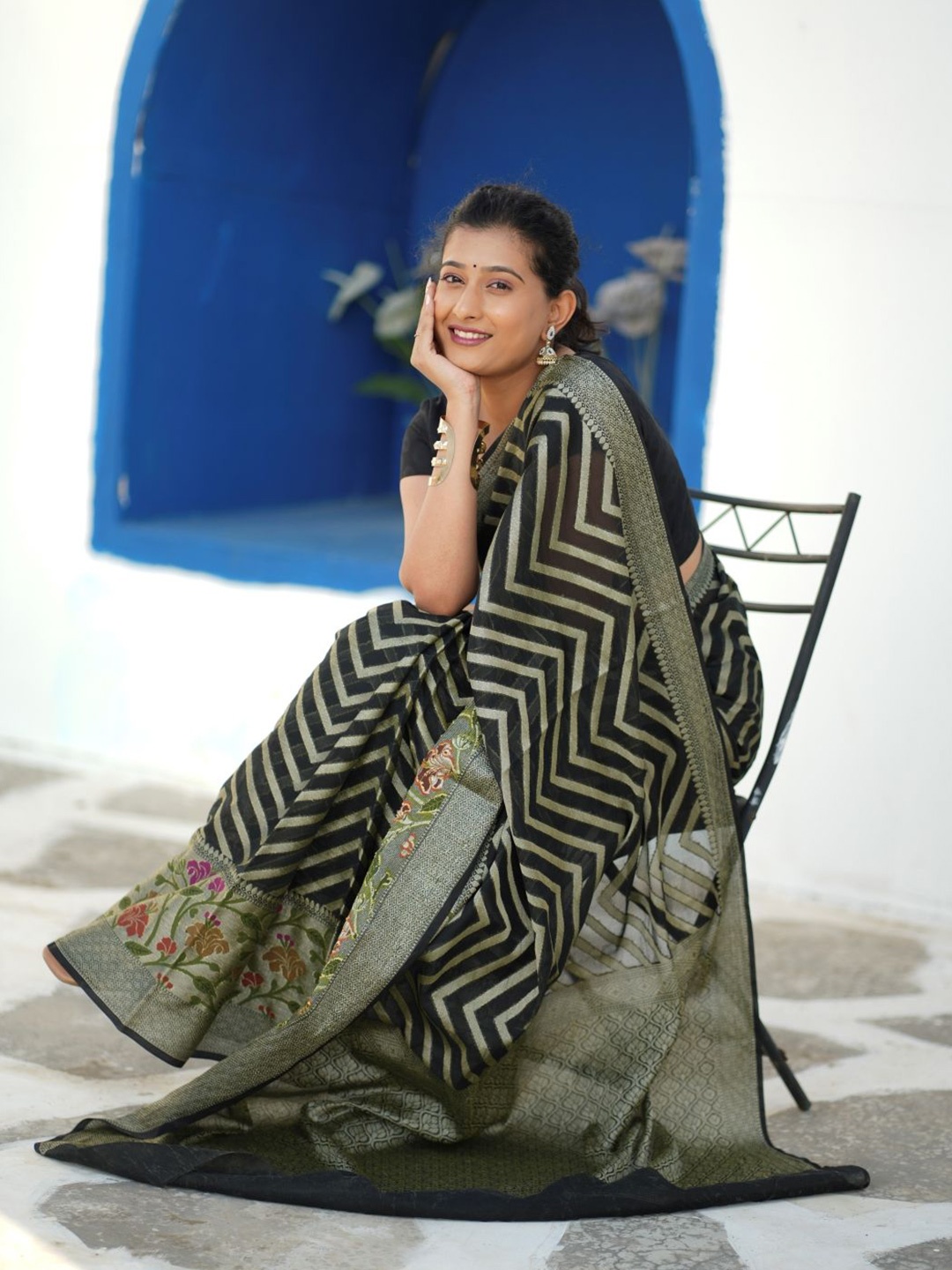 

arunima weaves Woven Design Zari Pure Linen Banarasi Saree, Black