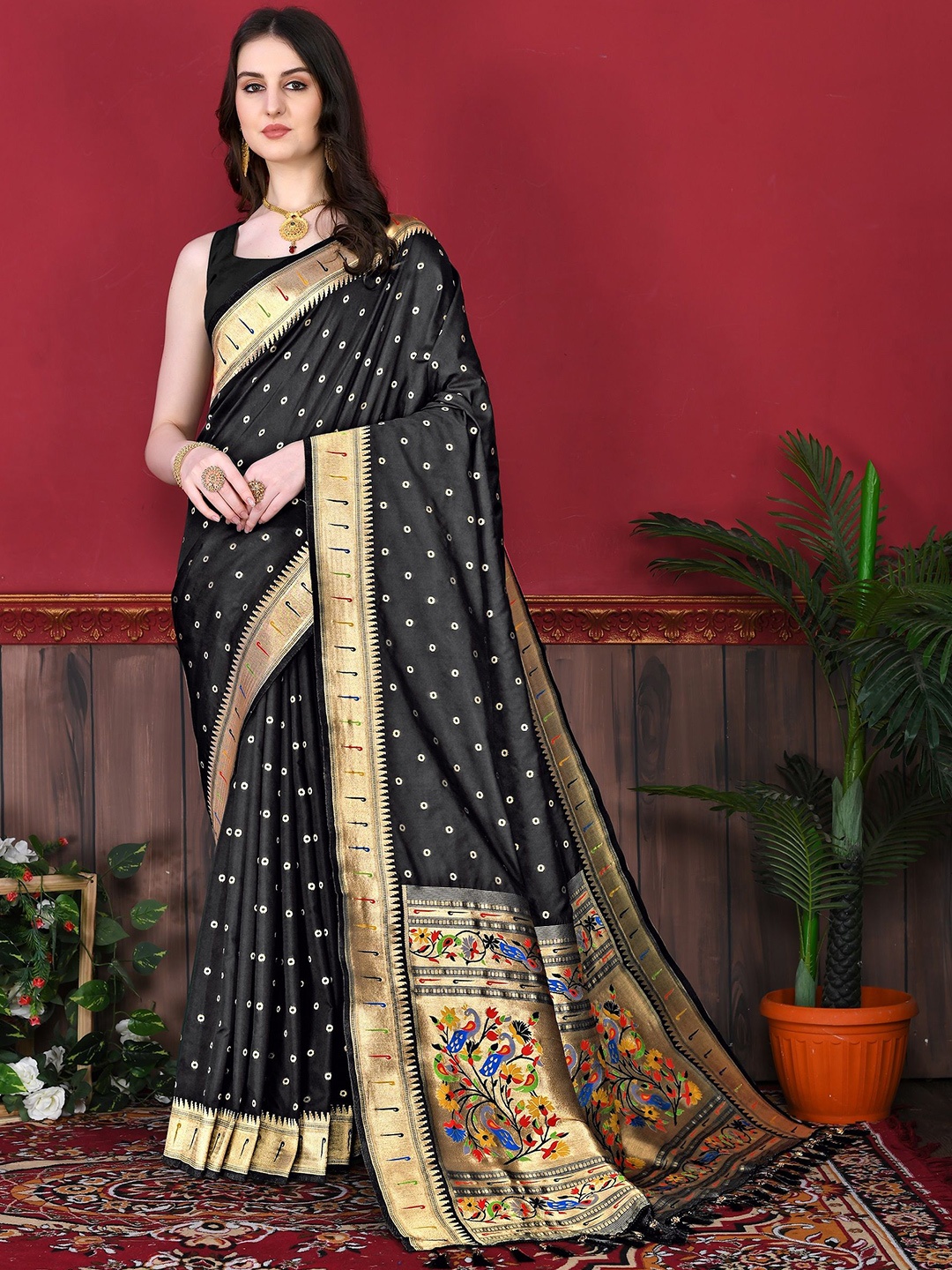 

VEDANT VASTRAM Woven Design Zari Saree, Black