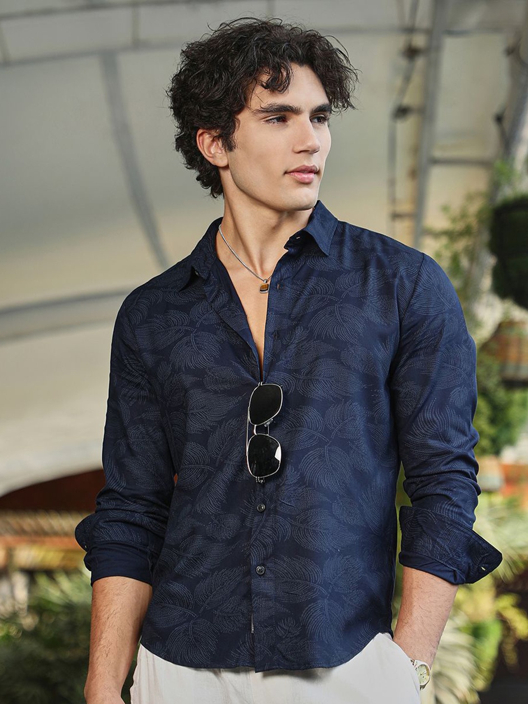 

Campus Sutra Men Comfort Fit Spread Collar Floral Printed Casual Shirt, Navy blue