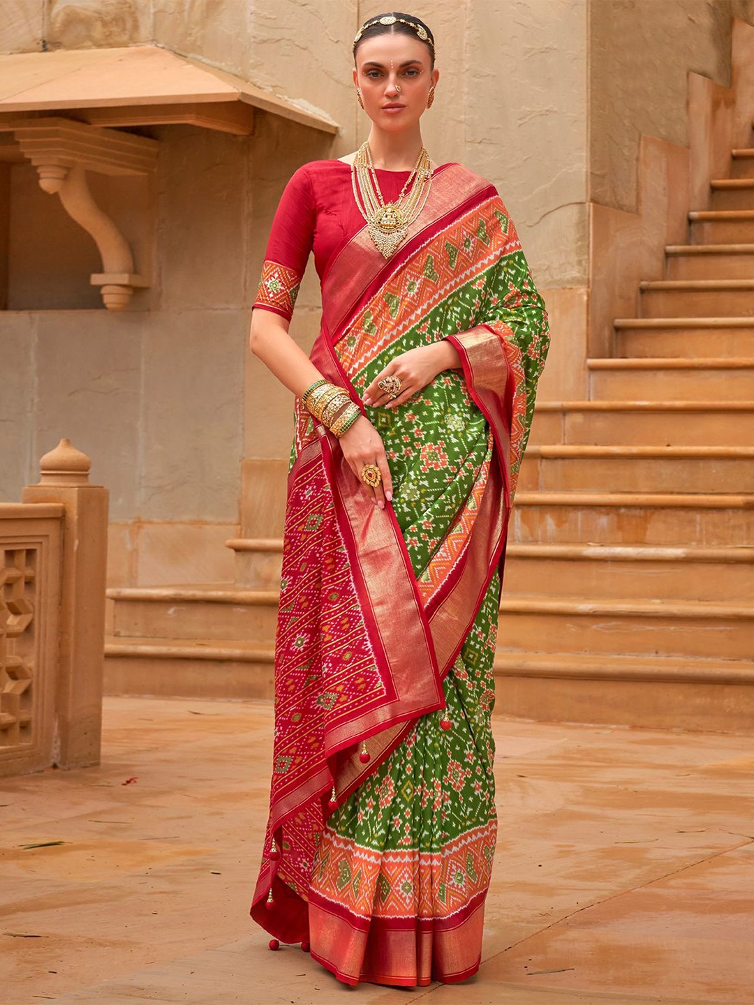 

DEVATITHI Floral Zari Silk Blend Saree, Red