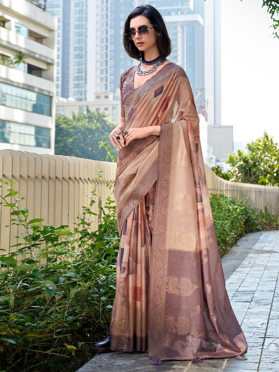 

DEVATITHI Woven Design Zari Silk Blend Saree, Beige