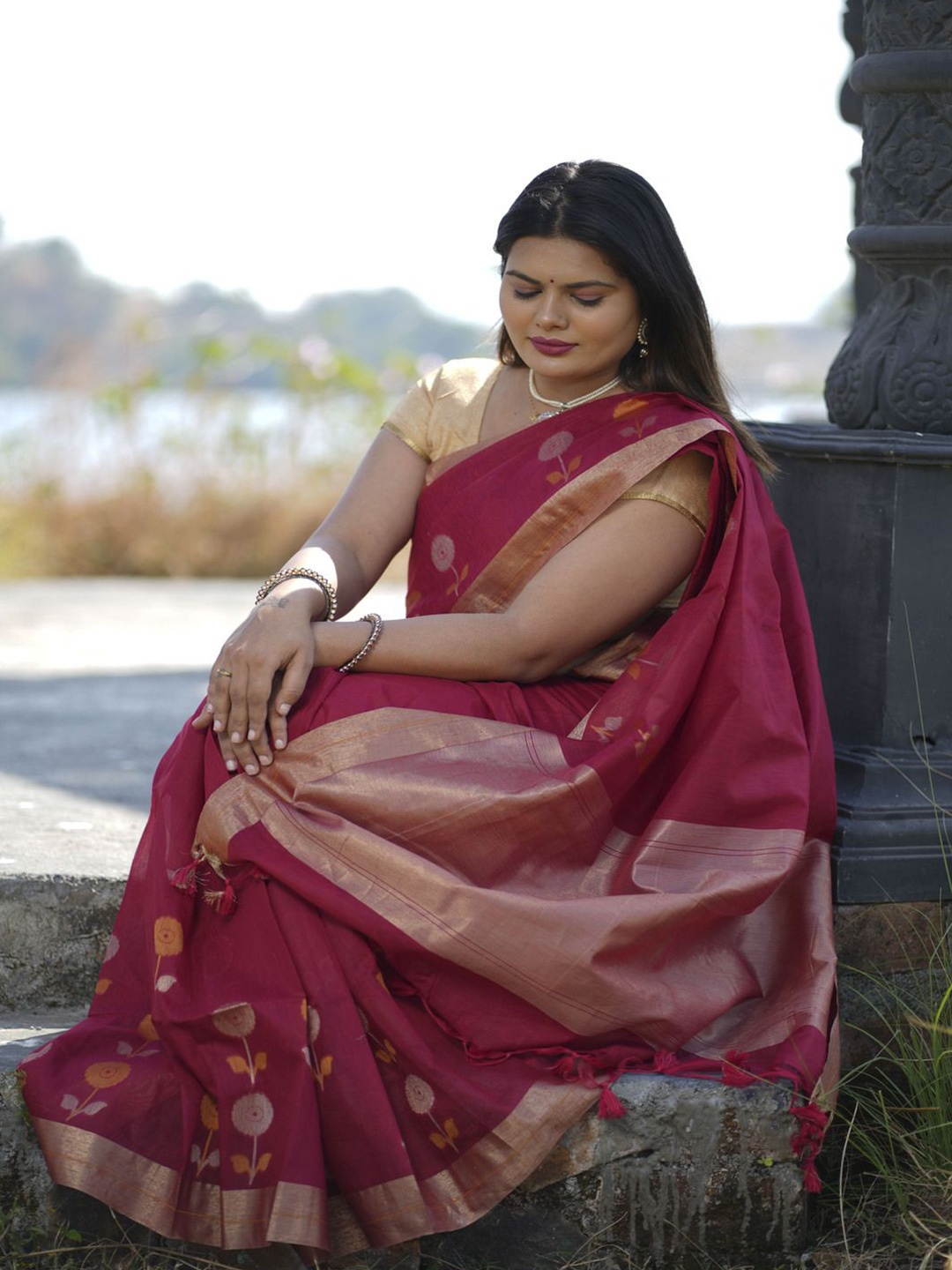 

arunima weaves Woven Design Zari Silk Blend Saree, Red