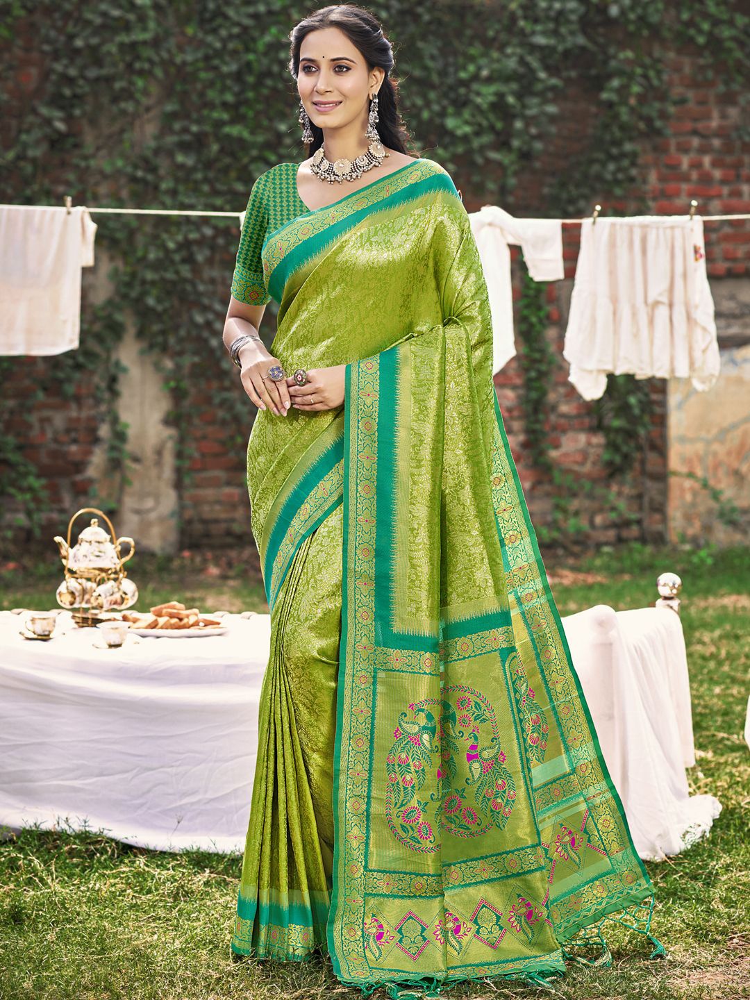 

SANGAM PRINTS Floral Zari Banarasi Saree, Green