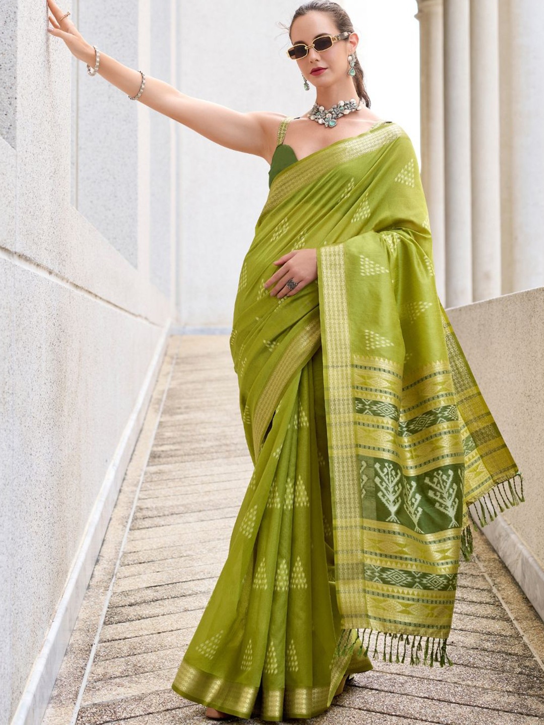 

DEVATITHI Zari Silk Blend Saree, Green