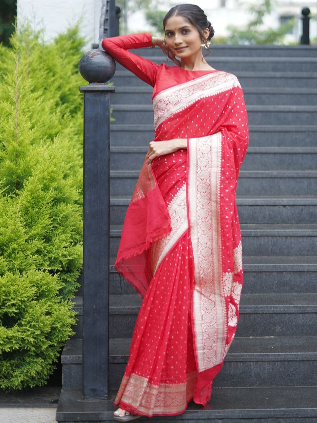 

arunima weaves Woven Design Zari Pure Georgette Banarasi Saree, Red