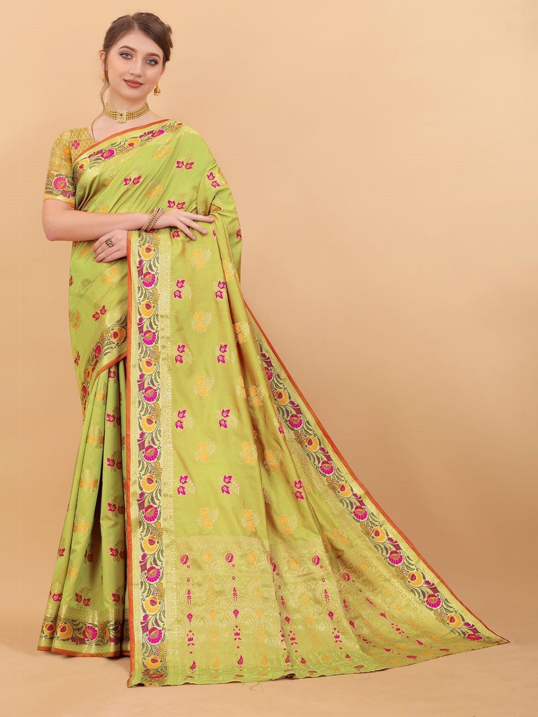 

VEDANT VASTRAM Floral Zari Saree, Green