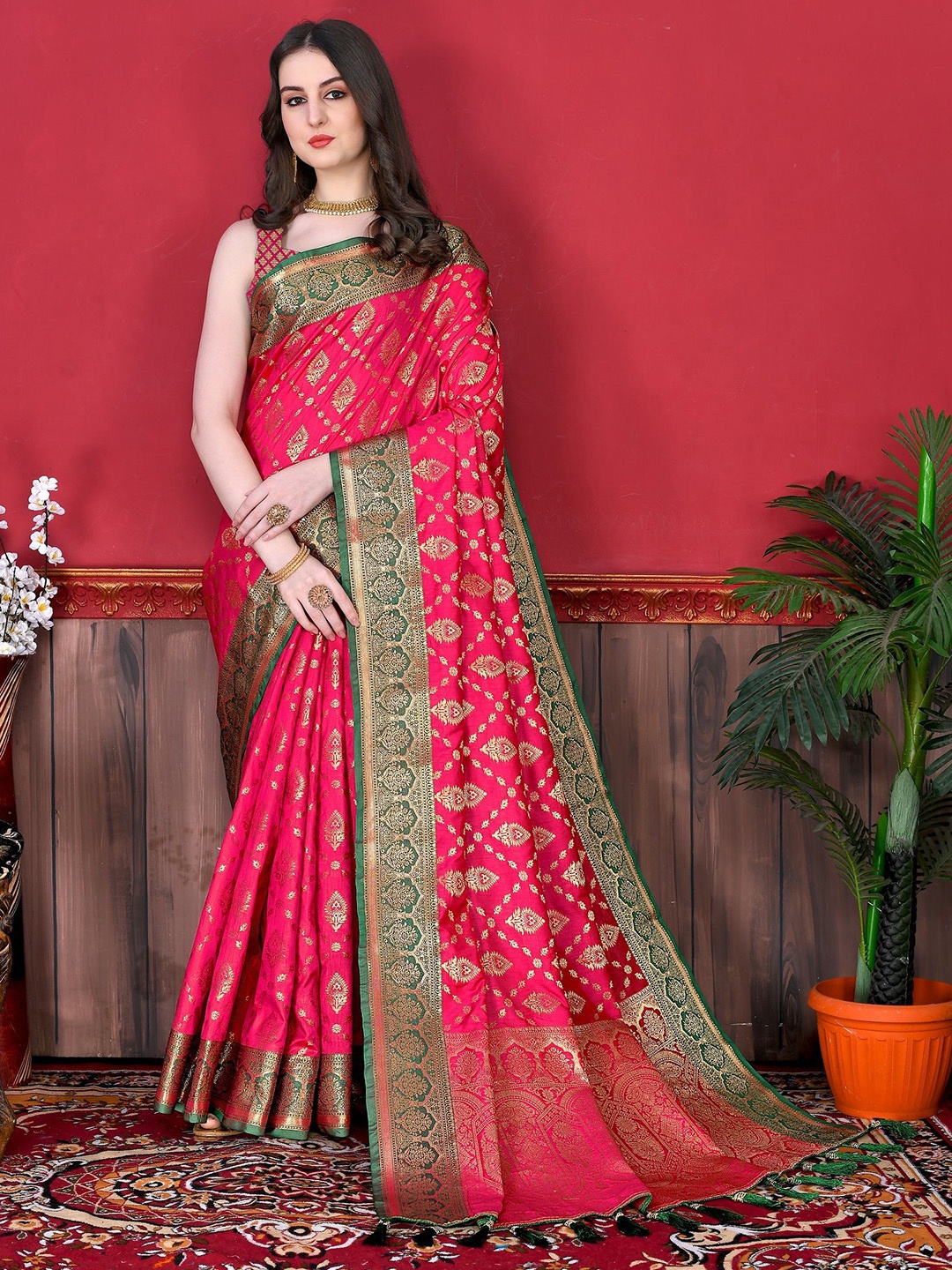 

VEDANT VASTRAM Floral Zari Saree, Pink