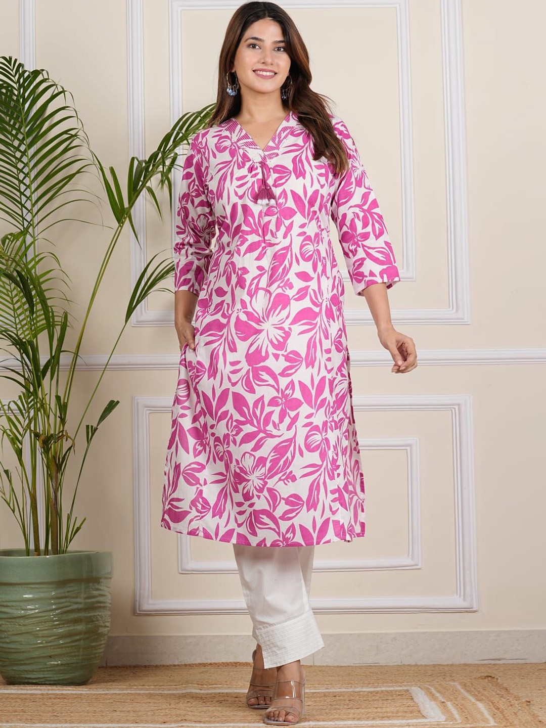 

DEVIDINO Floral Printed Straight Kurta With Trousers, Pink